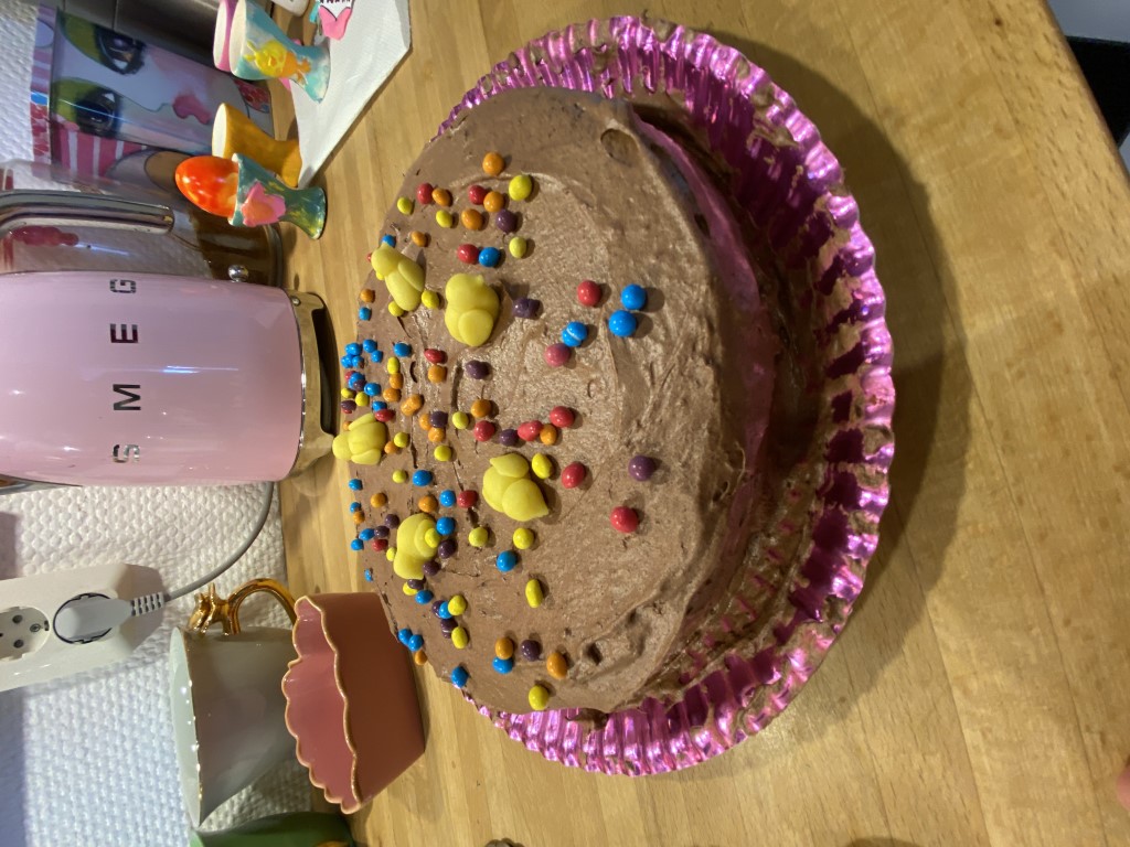 Chokladtårta pyntad med marsipankycklingar
