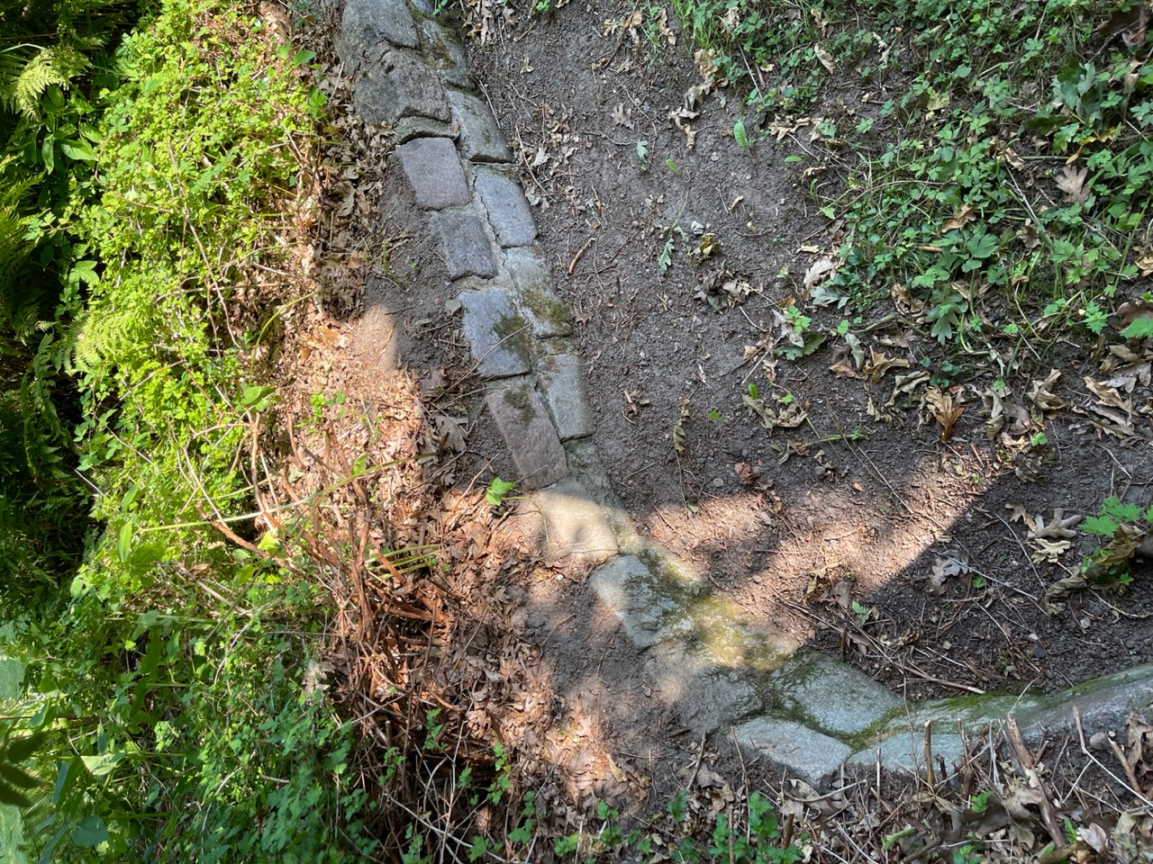 Svängd stenmur