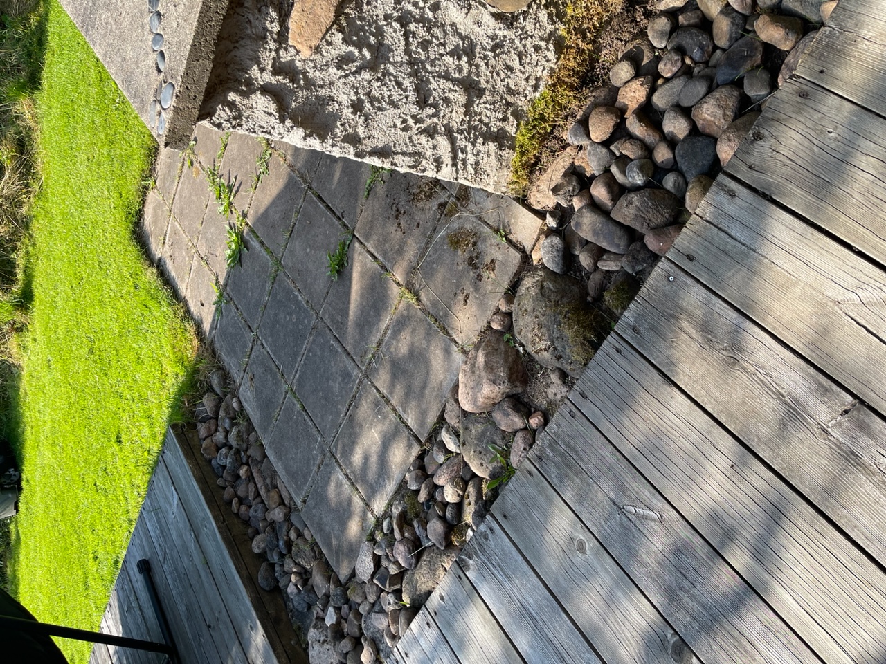 Plattsättning inramad av sjösten.