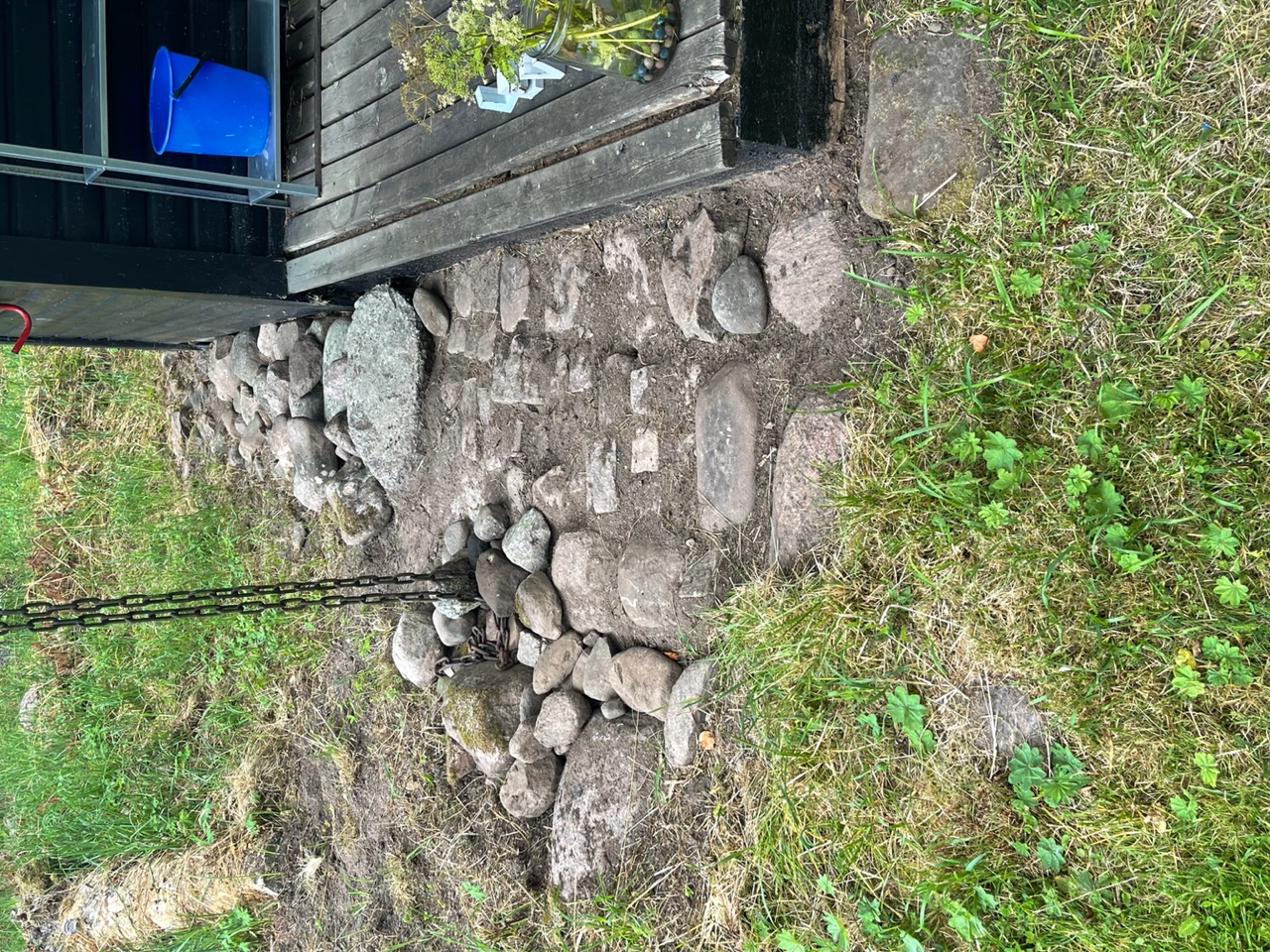 Stenläggning vid sidan av gästhus