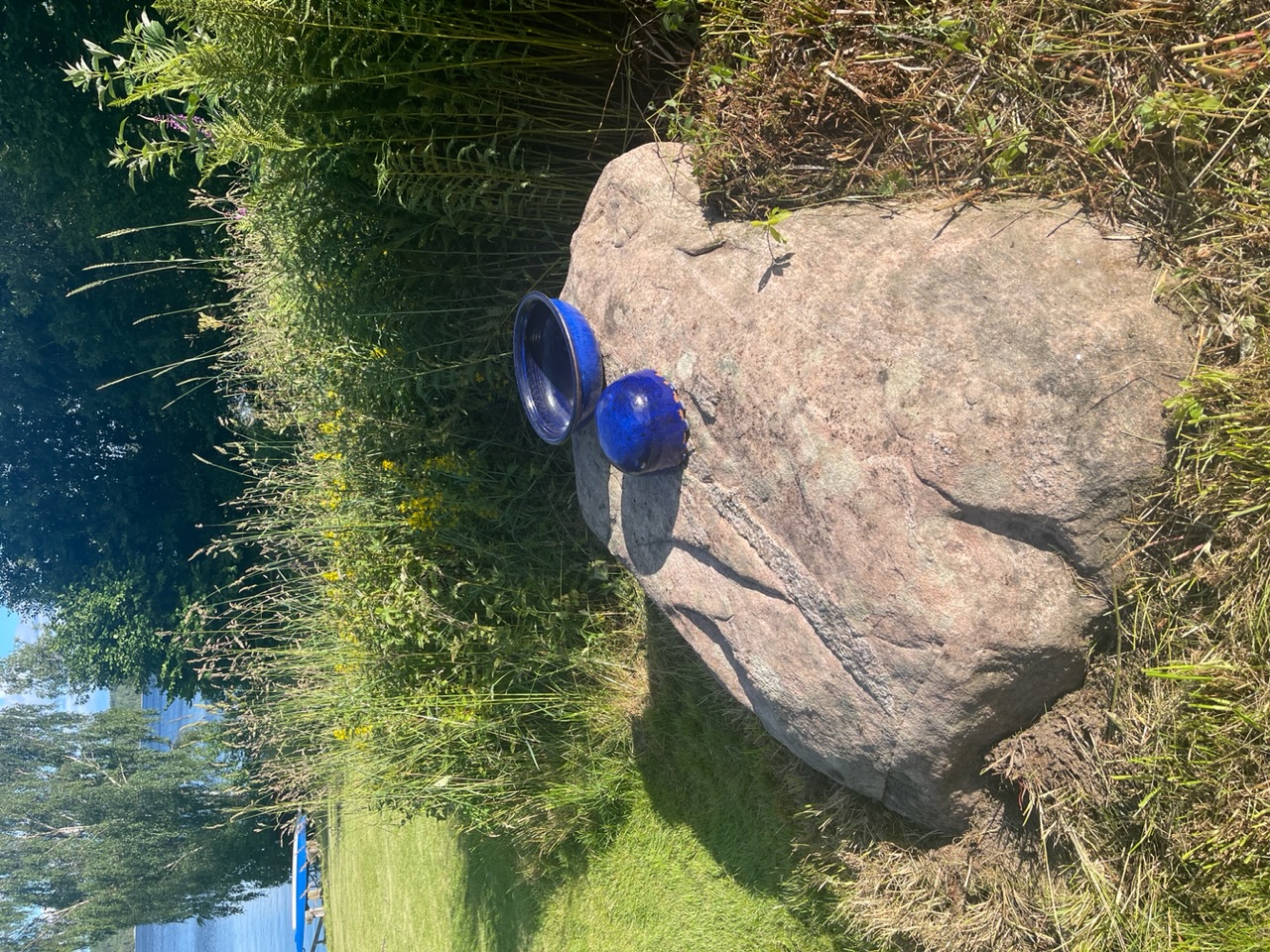 Blålasserad keramik på en stor sten