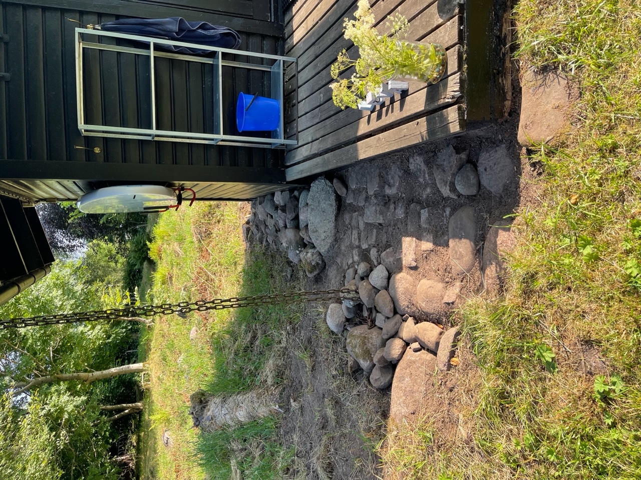 Stensättning vid gästhus, nyrensat