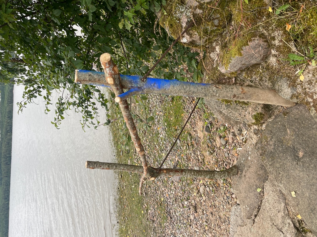 Trappräcke mot sjön byggt av trädstammar.