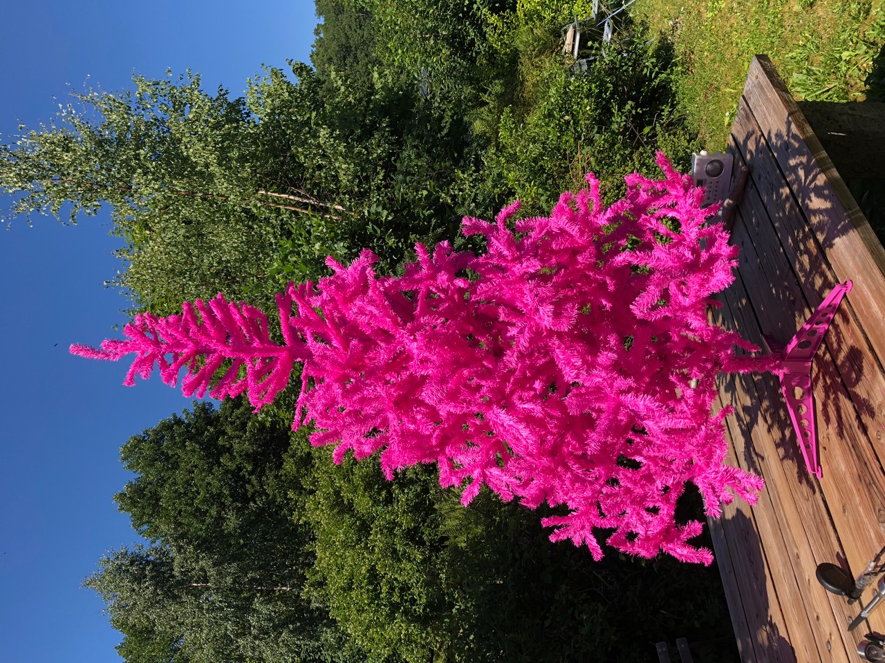Rosa plast-julgran